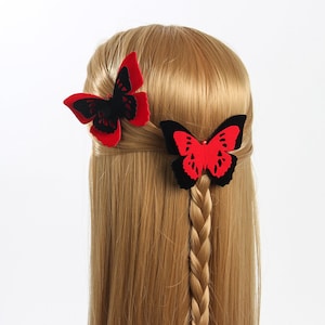 Pinza de mariposa de terciopelo rojo y negro: úsala como accesorio para el cabello, prendedor o gargantilla. Pieza llamativa de inspiración gótica hecha a mano.