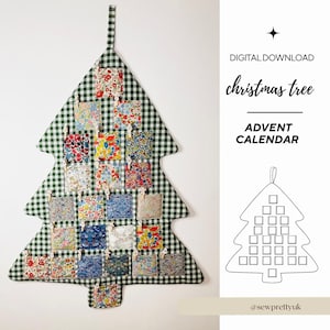 Peut inclure: Calendrier de l'Avent en forme de sapin de Noël, en tissu à carreaux verts et blancs. Il comporte de petites poches avec des tissus à motifs floraux. Le texte "christmas tree ADVENT CALENDAR" est affiché à droite.