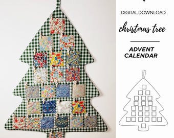 Könnte beinhalten: Ein Adventskalender in Form eines Weihnachtsbaums aus grün-weiß kariertem Stoff. Er hat kleine Taschen mit floralen Stoffen, die am Baum befestigt sind. Der Text "christmas tree ADVENT CALENDAR" ist auf der rechten Seite zu sehen.