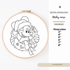 Op de afbeelding: Een zwart-witte lijntekening van Mickey Mouse met een kerstmuts en een krans, weergegeven in een borduurring. Tekst rechts: "DIGITALE DOWNLOAD Mickey mouse HANDBORDUURWERK Hoepelmaten 3" 4" 5" 6" 7" 8" @sewprettyuk".