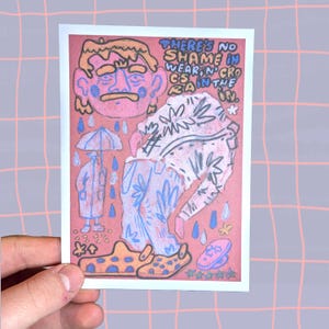K&ouml;nnte beinhalten: Eine handgezeichnete Illustration einer Person, die ein gemustertes Hemd und eine blaue Jeans tr&auml;gt, mit dem Text "THERE'S NO SHAME IN WEARIN' CROCS IN THE RAIN." Die Person tr&auml;gt gelbe und schwarze Crocs und h&auml;lt einen Regenschirm. Der Hintergrund ist rosa.
