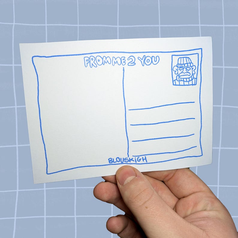 K&ouml;nnte beinhalten: Eine wei&szlig;e Postkarte mit blauen Linien und Text. Der Text lautet "From Me 2 You" und "Blouskigh". In der oberen rechten Ecke befindet sich eine Comiczeichnung einer Person mit Hut.