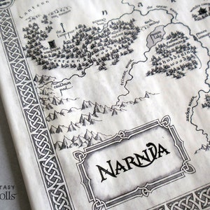 Può includere: Una mappa in bianco e nero di Narnia, una terra immaginaria della serie di libri "Le Cronache di Narnia" di C.S. Lewis. La mappa mostra varie località, tra cui il Lamp-post, il Cauldron Pool, il fiume Telmar, il fiume Aschen e i boschi tremanti. La mappa è incorniciata da un bordo decorativo.