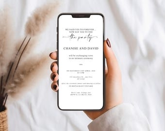 Puede incluir: Un teléfono inteligente muestra una invitación de boda con detalles para la ceremonia de Chanise y David. La invitación incluye la fecha, hora y lugar, sostenida por una persona con uñas cuidadas. Decoración suave de tonos neutros en el fondo.