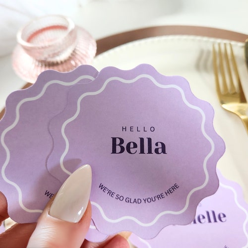 Marque-places pourpre lilas à bords festonnés ronds, carte de visite pour mariage ou douche nuptiale, bords ondulés, jaunes sous-verres | Marque-place rond moderne