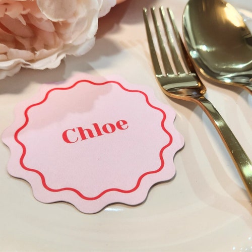 marque-places à bords festonnés ronds, mariage ou douche nuptiale, bords ondulés pour mariage ou douche, marque-places romantiques roses sous-verres | Marque-place rond moderne