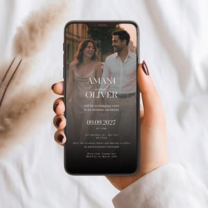 Può includere: Uno smartphone mostra un invito di nozze con i nomi "AMANI e OLIVER". L'invito include la data 09.09.2027 e i dettagli per una cerimonia intima. Il telefono è tenuto da una persona con lo smalto rosso.