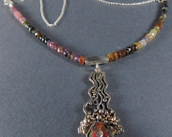 Zweiganhänger mit Opal und Turmalinen, äthiopischer Opal Sterlingsilberanhänger, massiver Opal, Opale Schmuck, Silberschmuck, Silberschmiedekunst,