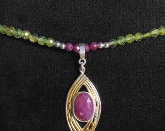 Halskette mit Rubin und Peridots, Natürlicher Rubin, natürlicher Perydot, Kunstschmuck, Silberschmiedearbeit,