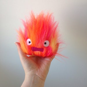 pequeno calcifer preocupado pelúcia - howls moving castle