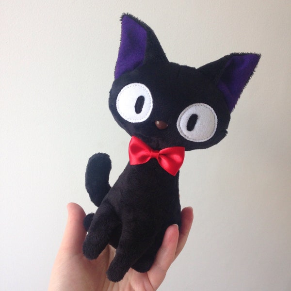 Pequeno gato jiji sentado de pelúcia - serviço de entrega da kiki