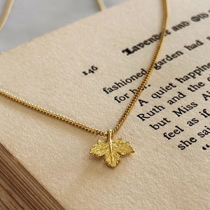 Gold Ahornblatt Halskette, Herbst Schmuck, Zierliche Herbst Anhänger, Herbst Halskette, Halloween Schmuck, Geschenk für sie, 18K vergoldet,