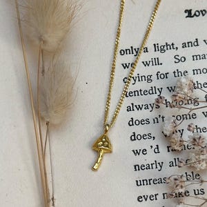 Kleine paddenstoelketting, Cottagecore-sieraden, bosketting, gouden paddenstoelbedelketting, herfstsieraden, Moederdagcadeau voor haar