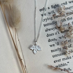 Silber Ahornblatt Halskette, Herbst Schmuck, Herbst Anhänger, Herbst Halskette, Halloween Schmuck, Geschenk für sie, Sterling Silber Schmuck