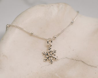 Snowflake Necklace, Silver Necklace, Dainty Necklace, Winter Necklace, Holiday Necklace, Christmas Necklace, Gift for Her, Winter Jewelry