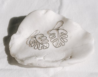 Orecchini pendenti in argento sterling con foglie di Monstera, fatti a mano a Bali