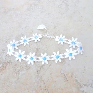 Daisy Choker Necklace - White and Blue Daisies - Choker Necklace - Hipster - White Choker - Flower Child Choker -  Retro 70&#39;s Costume Choker