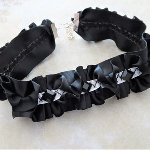 Schwarzer gekräuselter Satin Choker mit weißem Band, Halloween Kostüm Choker Halskette, Steampunk, Halloween viktorianischer Geist