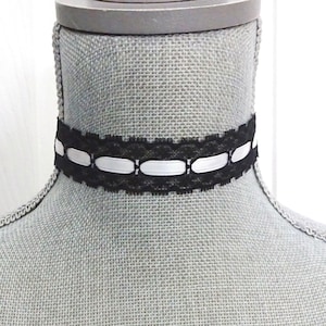 Schwarze Spitze Choker Halsband, Halloween Choker, Weiße und schwarze Halskette, Kostüm Choker, Weißes Band Choker