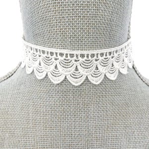 White Scalloped Lace Choker Necklace, Bride&#39;s Choker, Wedding Choker, Wedding Accessory, Bride&#39;s Gift
