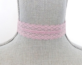Gargantilla vintage de encaje rosa malva: estilo victoriano