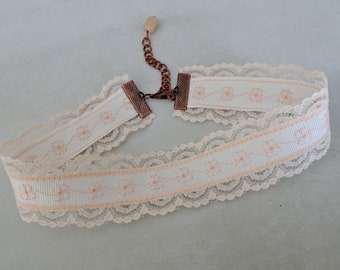 Collier ras de cou en dentelle pêche vintage avec ruban gros-grain ivoire brodé, broderie de fleurs, style victorien, tour de cou pour bal de promo, tour de cou pour demoiselle d'honneur