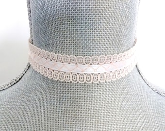 Gargantilla vintage de encaje rosa ruborizado: perla de agua dulce, estilo victoriano