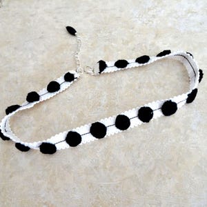 Weiß & Schwarz Pompom Choker Halskette, Kostüm Choker akzentuiert