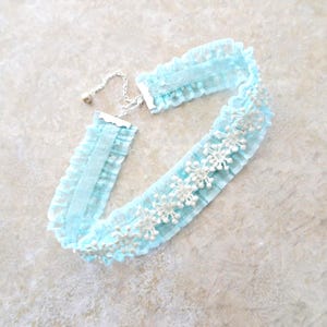Collana girocollo vintage con applicazioni in organza blu e avorio, girocollo con nastro arricciato, stile vittoriano, stile Lolita