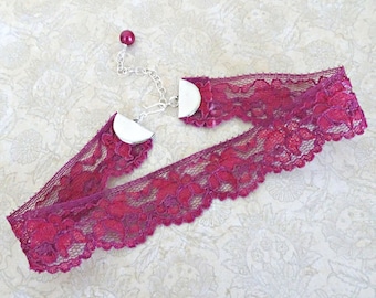 Gargantilla de encaje vintage con flores magenta, estilo victoriano