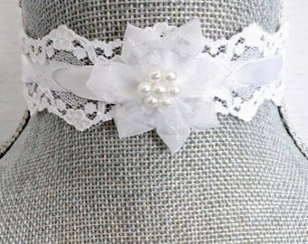 Gargantilla vintage de encaje blanco, flor de cinta de satén, detalle de perlas.