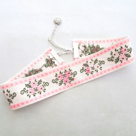 ヴィンテージピンクの花柄リボンチョーカー：刺繍入りビクトリア朝風 