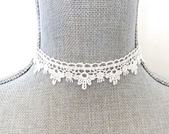 Gargantilla de encaje blanco: estilo nupcial victoriano.