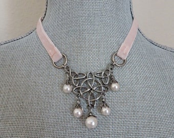 Collier ras de cou ruban de velours rose blush, tour de cou avec pendentif en argent antique perlé de perles roses, tour de cou costume, âge de la dore