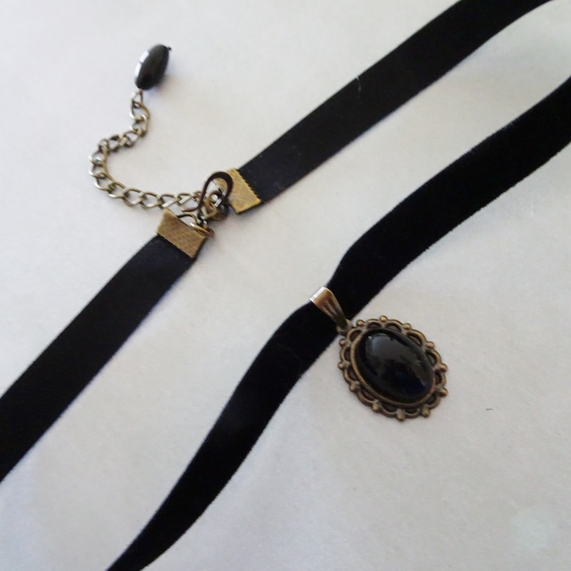 New 90's Black Velvet Choker Triangle Pendant Necklace Gothic