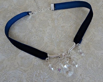 Blauw fluwelen lint choker ketting, heldere kristallen kraal hanger choker, kostuum choker, vergulde leeftijd