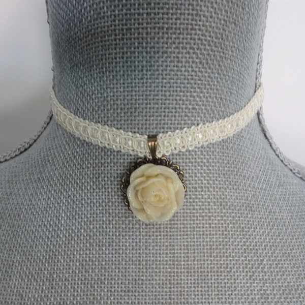 Pendentif fleur de rose sur collier Choker en tresse ivoire, collier Choker ivoire, hipster, pendentif fleur Choker, victorien