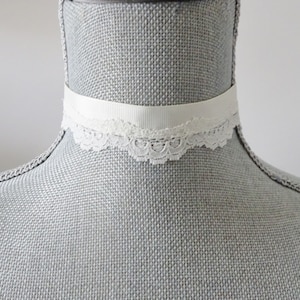 Vintage Lace Ribbon Choker: Ivory Wedding Jewelry with Pearl
