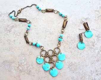 Conjunto de collar y pendientes de latón con cuentas turquesas: joyería bohemia