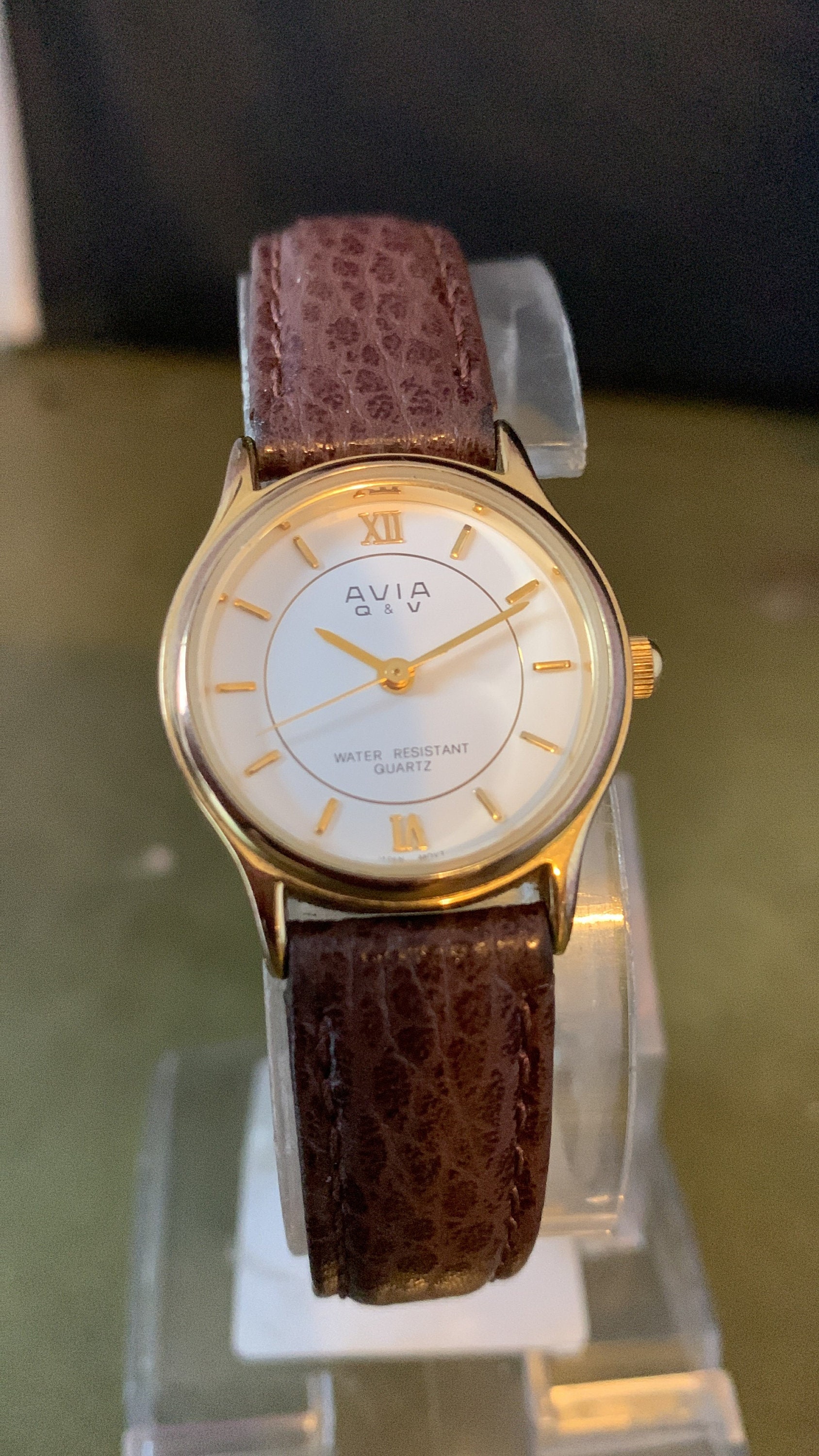 Classic Avia Q V Wrist Watch With Cream Face Gold Hands and