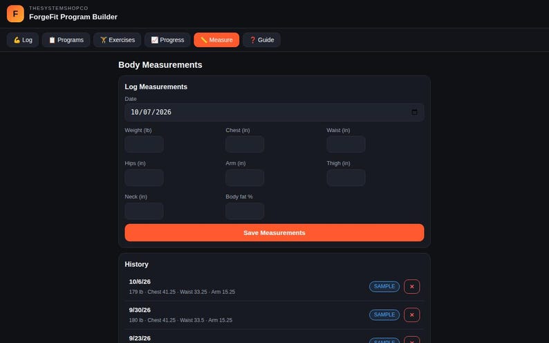 以下が含まれることがあります： ForgeFit Program Builderのデジタルインターフェースで、身体測定ログが表示されています。画面には体重、胸囲、ウエスト、ヒップ、腕、太もも、首、体脂肪率の入力フィールドと、測定値を保存するためのボタンが配置されています。