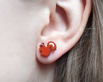 小さな木製の手作りリスのイヤリング