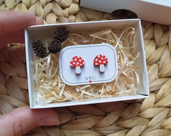 赤いキノコ Amanita muscaria の木製イヤリング