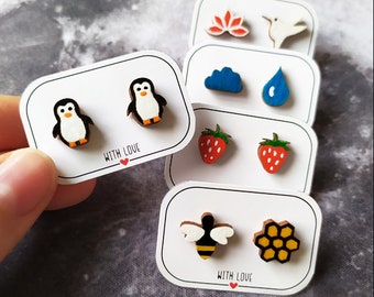 自然をモチーフにした手描きの木製スタッドピアス