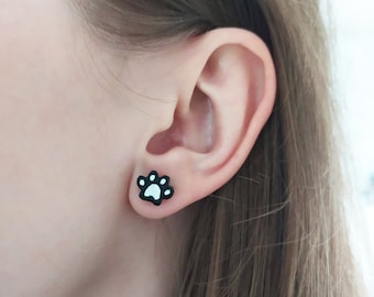 動物好きの方への贈り物に、木製イヤリング「動物の足跡」