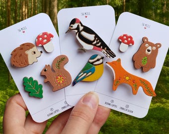 木製ブローチとピンのセット「森の動物たち」—ハリネズミ、リス、キツネ、クマ、キツツキ、シジュウカラ