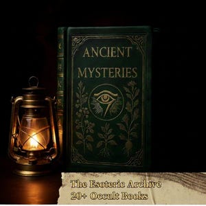 Puede incluir: Un libro verde oscuro titulado "Ancient Mysteries" con letras doradas y un símbolo de ojo. Una linterna de latón vintage con una vela encendida está a la izquierda. El texto "The Esoteric Archive 20+ Occult Books" está en la parte inferior.