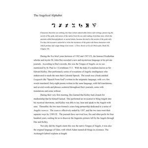 以下が含まれることがあります： 「The Angelical Alphabet」のページで、テキストと記号が特徴です。テキストは、16世紀のジョン・ディー博士とエドワード・ケリーの仕事を含む、天使の言語の歴史について説明しています。ページにはタイトルと一連の記号が含まれています。