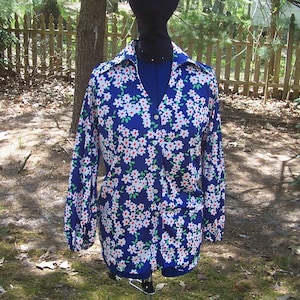 Vintage Groovy Daisy Button Up Blouse - Navy and White Floral shirt - Butterfly Collar Bell Sleeve Flower Power Shirt - 70s 1970s 60s 1960s