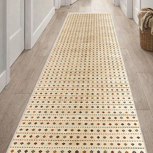 Peut inclure: Un long tapis de couloir rectangulaire avec une base de couleur crème et un motif répétitif de rangées horizontales. Chaque rangée contient de petits motifs en forme de losange multicolores en rouge, bleu, vert et orange, espacés.